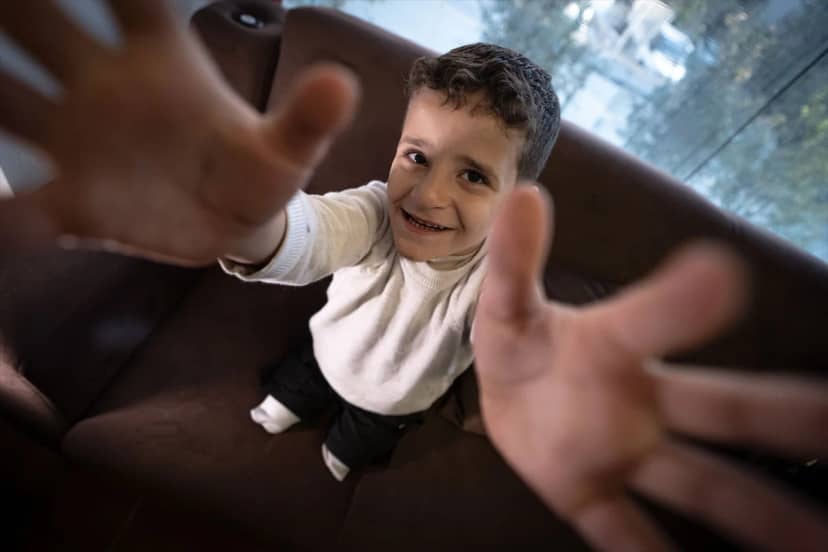 İsrail'in saldırılarında iki bacağını kaybeden Filistinli çocuk, Türkiye'de yeniden hayata tutundu