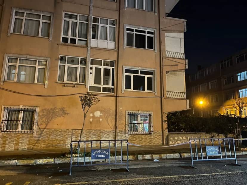 İstanbul ve Mersin'de aynı korku! Çatlayan binalar apar topar boşaltıldı