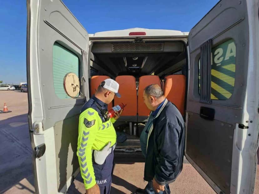 Kilis'te trafik jandarması okul tedbirleri kapsamında 27 öğrenci servisini denetledi