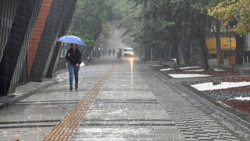 Kırklareli'nde sağanak şiddetlendi, sarı kodlu uyarıyla su birikintileri oluştu