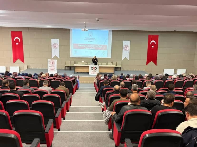 Kütahya'da spor personeline aile ve dijital çocuk yetiştirme eğitimi verildi