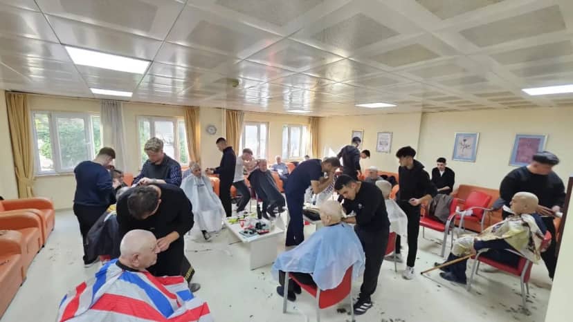Kütahya Mesleki Eğitim Merkezi Kuaförlük öğrencileri huzurevinde saç ve sakal kesti