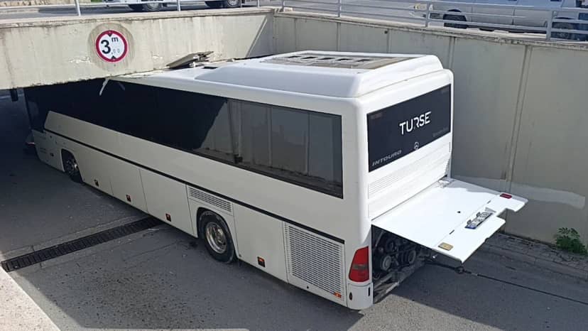 Manavgat'ta 3 metre uyarısına rağmen alt geçide sıkışan tur otobüsü vinçle çıkarıldı