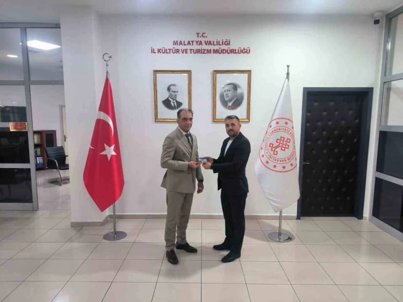 Oktay Demirci, Sanatçı Kartı'nı Malatya İl Kültür ve Turizm Müdür Vekili'nden aldı