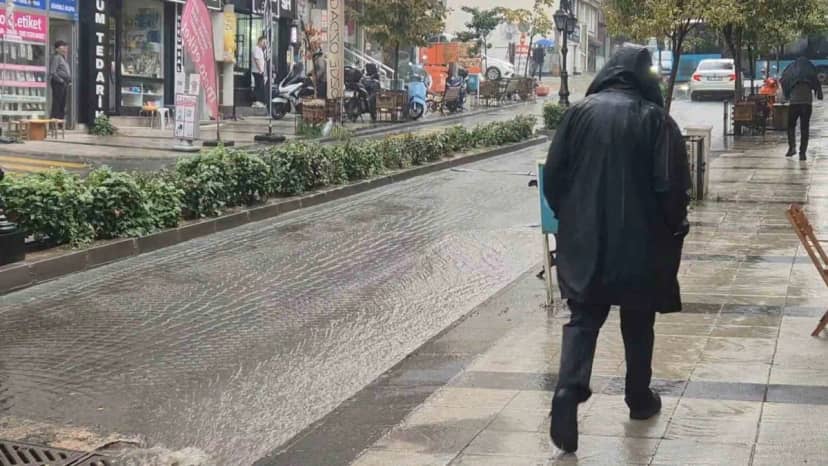 Tekirdağ Süleymanpaşa'da şiddetli sağanak yolları dereye çevirdi, hayatı etkiledi