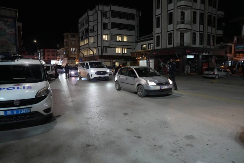 Ankara Çubuk'ta 40 polisle denetimde sürücülere ceza kesildi, bazıları gözaltına alındı