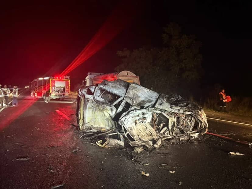 Ankara Polatlı'da bariyerlere çarpıp yanan otomobilde 1 kişi hayatını kaybetti