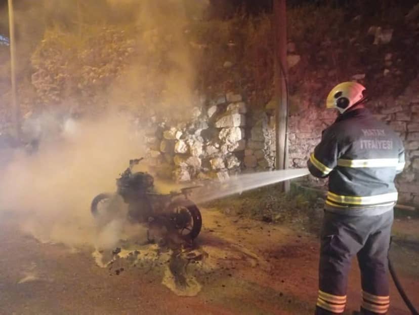 Antakya Aydınlıkevler'de motosiklet yangını itfaiye ekiplerince kontrol altına alındı