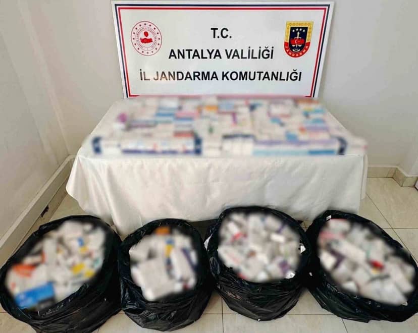 Antalya Kaş'ta 5 şüphelinin adreslerinde 22 bin sentetik hap ele geçirildi