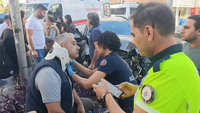 Antalya Manavgat'ta kamyonet kırmızı ışık ihlaliyle otomobile çarptı, 2 kişi yaralandı