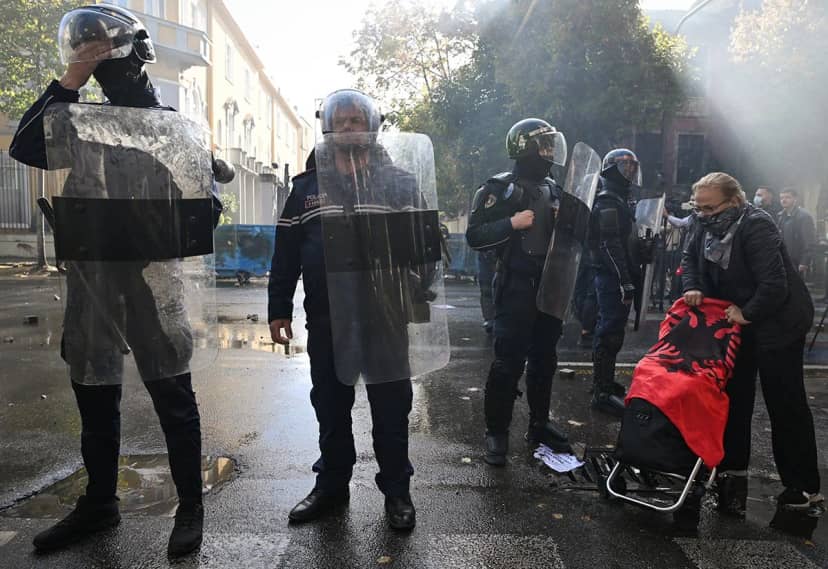 Arnavutluk’ta ortalık savaş alanına döndü! Sokaklar yangın yeri, sert müdahale var