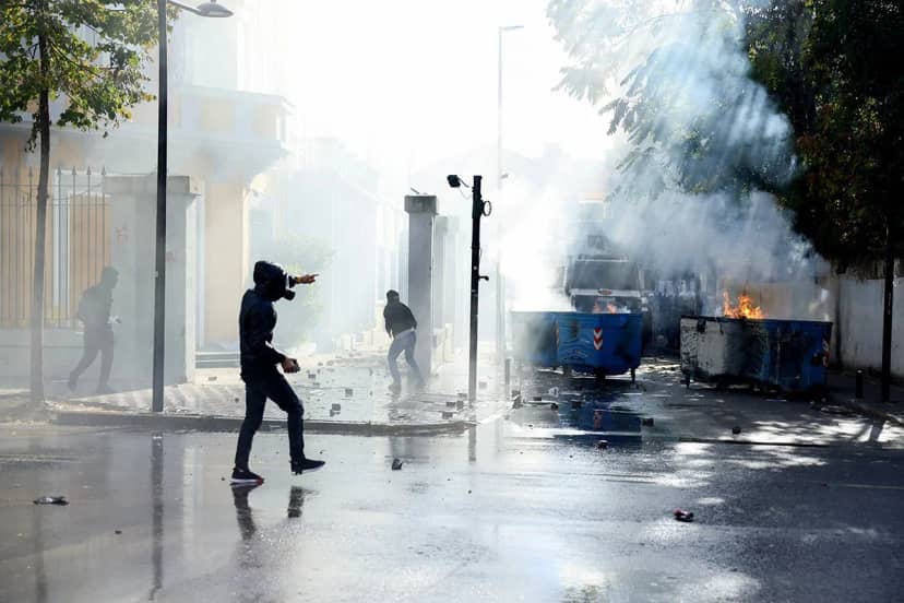Arnavutluk’ta ortalık savaş alanına döndü! Sokaklar yangın yeri, sert müdahale var