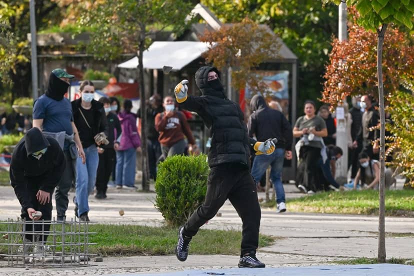 Arnavutluk’ta ortalık savaş alanına döndü! Sokaklar yangın yeri, sert müdahale var