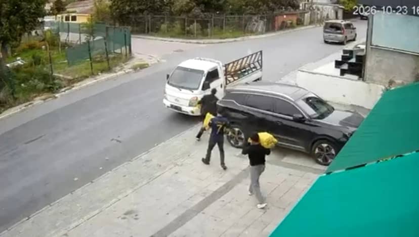 Avcılar'da 3 kişi market önünden 200 kilo patatesi kamyonete yükleyip çaldı