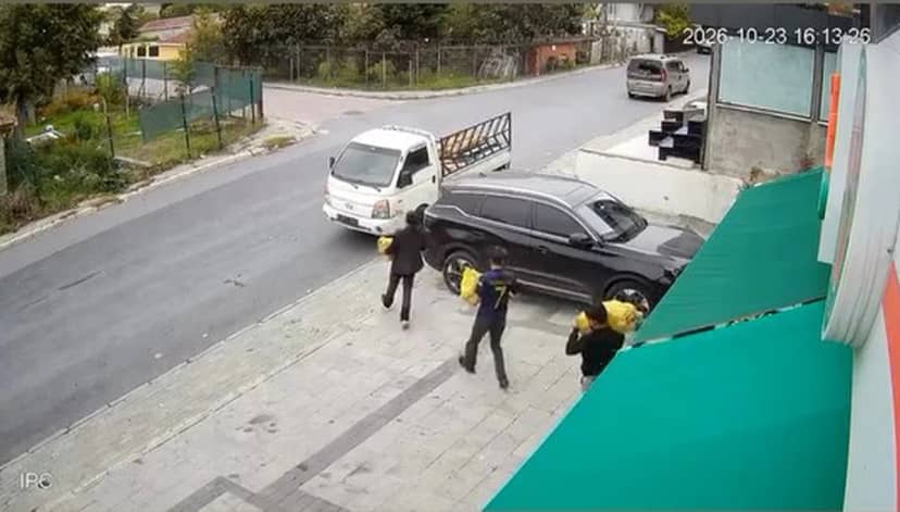Avcılar'da kamyonetle gelen 4 şüpheli market önünden 4 çuval patates çaldı