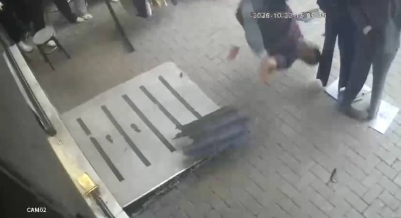 Bursa Osmangazi'de kediyi kurtarmak isteyen eğitmen 3. kattan düşüp öldü