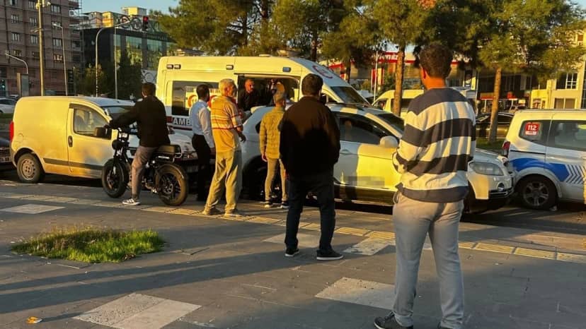 Diyarbakır'da trafik kazası sonrası ortalık karıştı! Caddeyi boks ringine çevirdiler