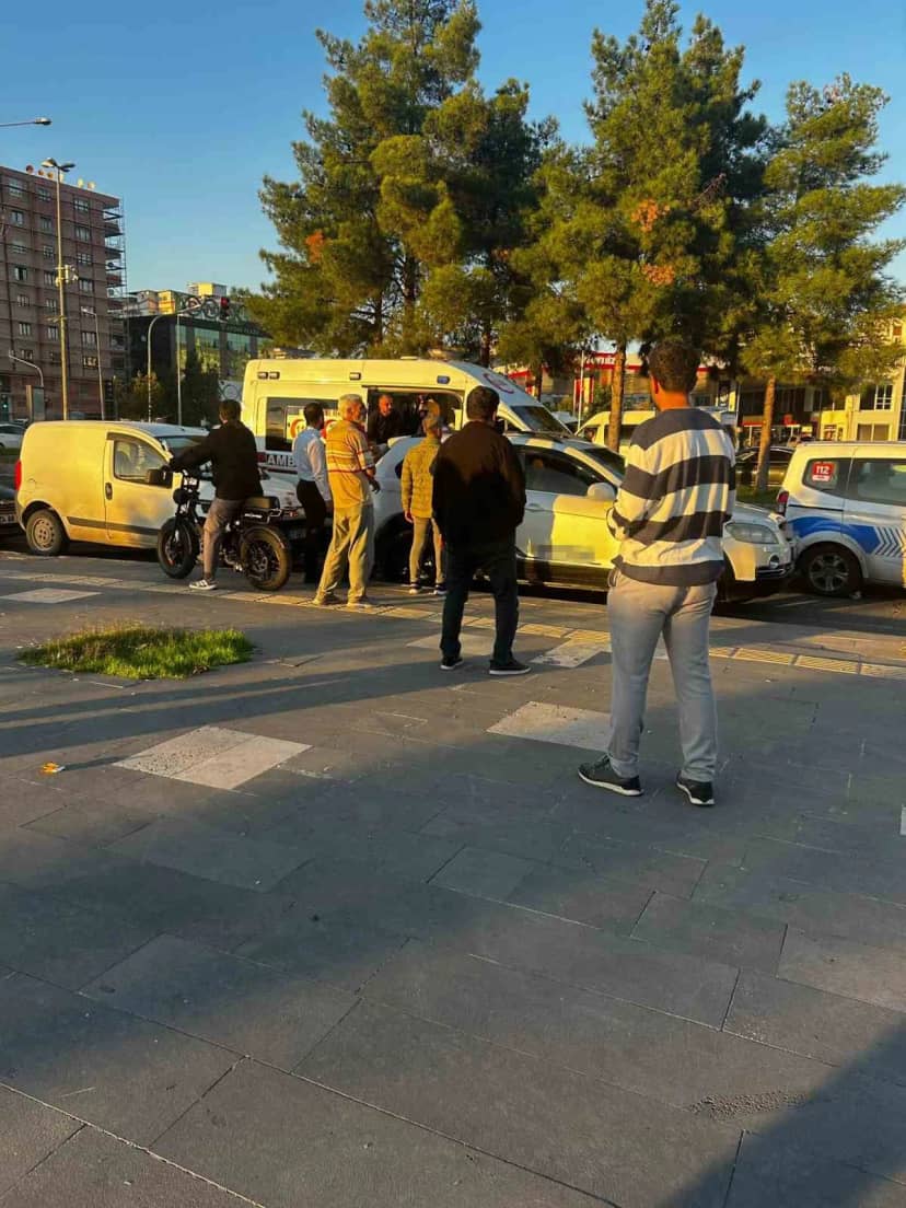 Diyarbakır Kayapınar'da minibüs ile otomobil kazası sonrası taraflar kavgaya tutuştu