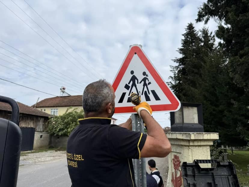 Düzce İl Özel İdaresi köy yollarında trafik levhası çalışmalarını tamamladı