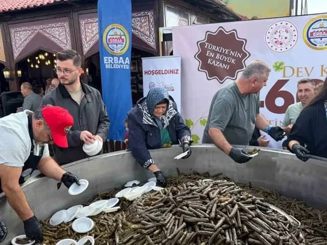 Erbaa Belediye Başkanı Karagöl: "Bugün, İstanbul’da yaşayan Tokatlılarımızın sayısı kadar, yani 460 bin adet sarmamızı dağıttık" 2