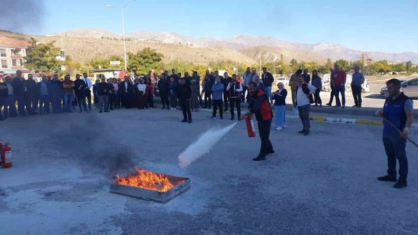 Erzincan İl Sağlık Müdürlüğü personeli AFAD'la uygulamalı yangın tatbikatına katıldı