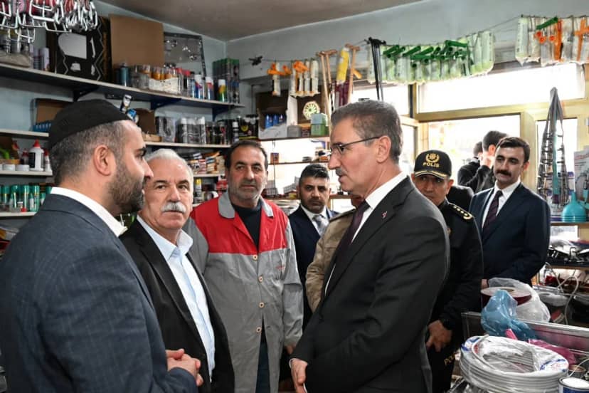 Erzurum Valisi Baruş, Karayazı'da esnaf ve vatandaşların taleplerini dinledi