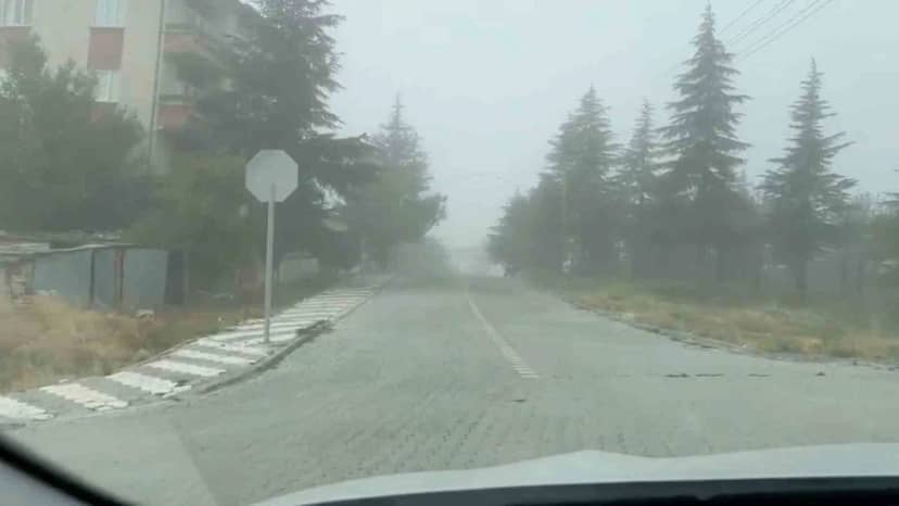 Eskişehir Sivrihisar'da yoğun sis görüş mesafesini düşürdü, ulaşımı aksattı
