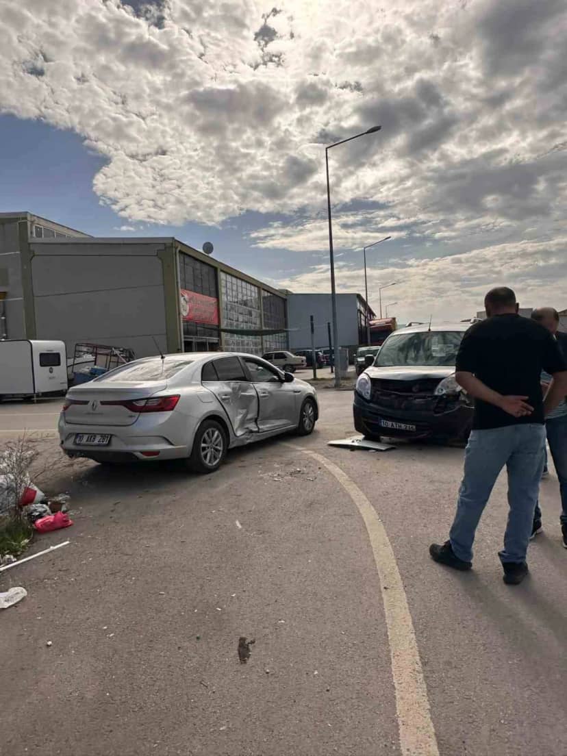Gönen Sanayi Sitesi'nde iki otomobil çarpıştı, maddi hasarlı kaza anı kamerada