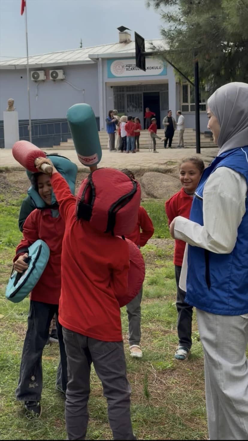 Hatay Reyhanlı'da 'Merkezim Her Yerde' etkinliğinde çocuklara saç kesimi yapıldı