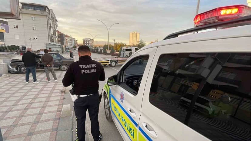 Karaman'da kontrolden çıkan otomobil beton duvara çarpıp sürücüyü yaraladı