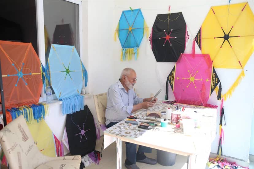 Kastamonu'da Mehmet Mor, balkonunda 4 yıldır uçurtma yapıp çocukları sevindiriyor
