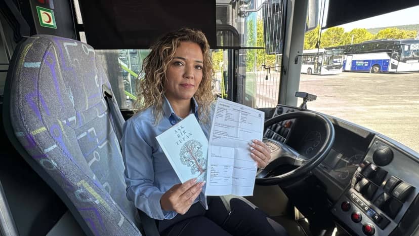 Muğla'da otobüs şoförü Naciye Daş, şiir kitabının gelirine birikimini ekleyip DMD hastası Mert'e 150 bin lira bağışladı