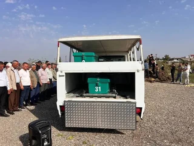 Otomobilin çarpmasıyla ölen anne ve kız çocuğu yan yana defnedildi 2