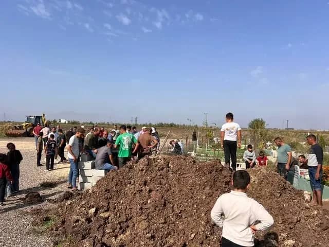 Otomobilin çarpmasıyla ölen anne ve kız çocuğu yan yana defnedildi 3