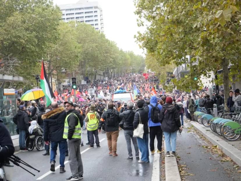 Paris te 110 bin kişiden barışçıl yürüyüş 1