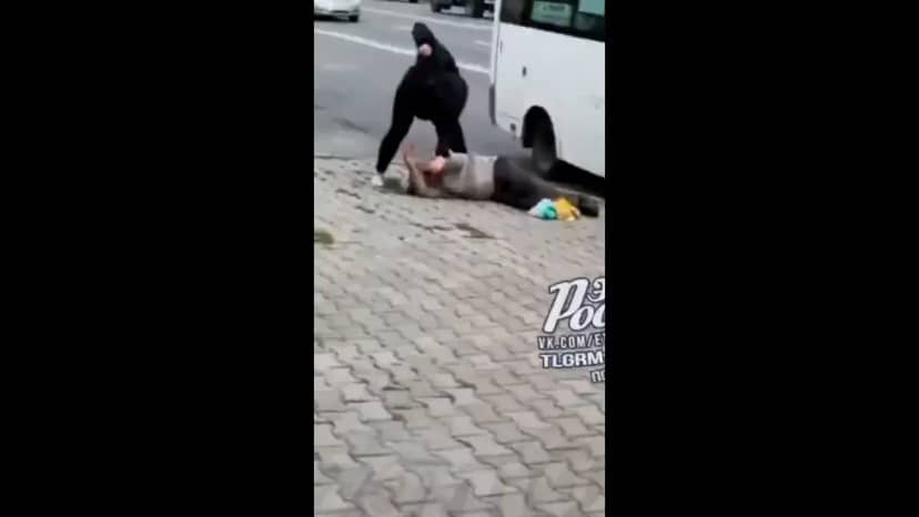 Rusya da iğrenç olay: Tacizciyi minibüsten indirip tekme tokat dövdü! 1