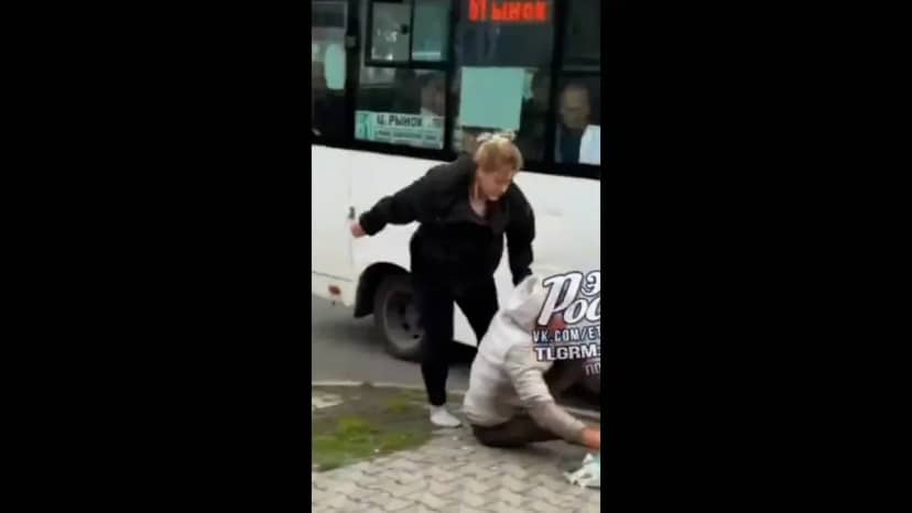 Rusya da iğrenç olay: Tacizciyi minibüsten indirip tekme tokat dövdü! 2