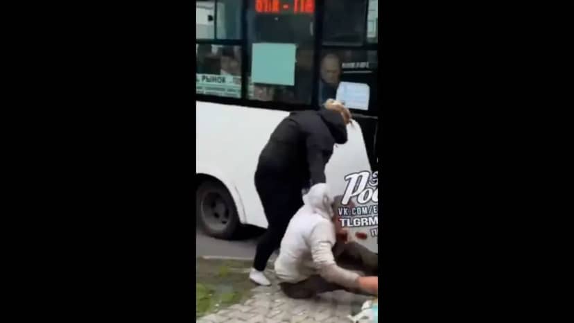 Rusya da iğrenç olay: Tacizciyi minibüsten indirip tekme tokat dövdü! 3