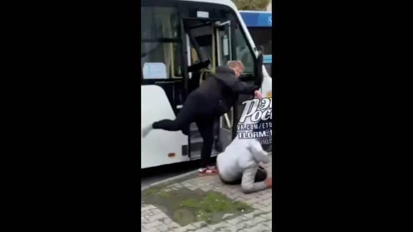 Rusya da iğrenç olay: Tacizciyi minibüsten indirip tekme tokat dövdü! 5