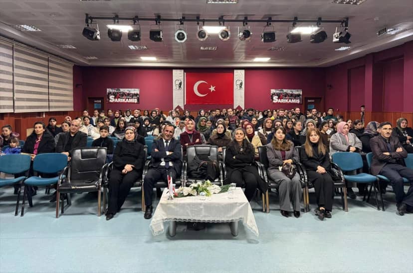 Sarıkamış'ta çocuk edebiyatı söyleşisi yazar Günyüz'ün katılımıyla yapıldı