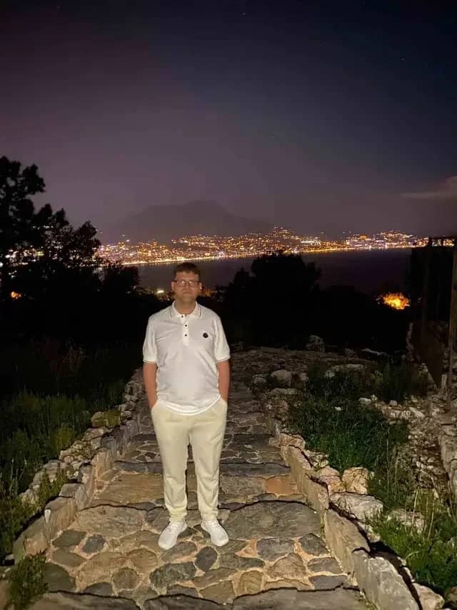 Son kez otomobili park edip ayakkabısız halde yürürken görüntülendi, 4 gündür haber alınamıyor 9