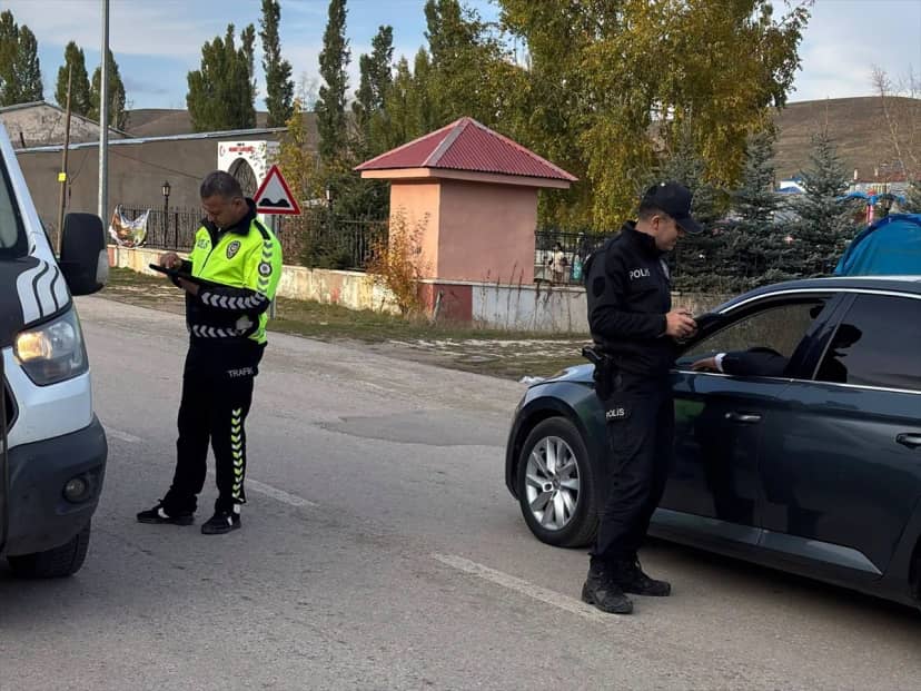 Tekman'da polis ve jandarma okul çevresi ve trafikte 7 gün 24 saat denetim yapıyor
