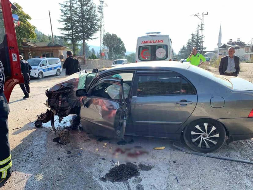 Tokat'ın Niksar ilçesinde beton direğe çarpan otomobilin sürücüsü yaralandı