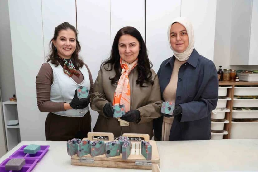 Vali eşi Elif Makas, Düzce'de bitkisel kozmetik üreten kadın girişimciyi ziyaret etti