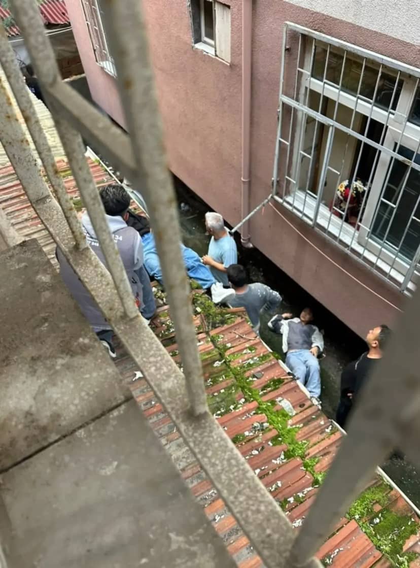 Yetiştirme yurdundan kaçıp babasının evine geldi: 2 genç kız çarşaf sarkıtıp 3. kattan düştü! 2