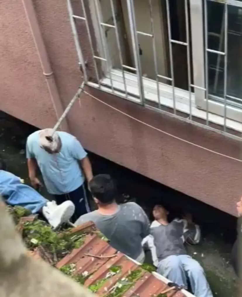 Yetiştirme yurdundan kaçıp babasının evine geldi: 2 genç kız çarşaf sarkıtıp 3. kattan düştü! 3