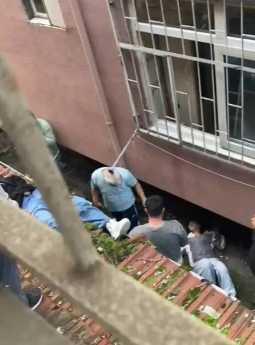 Yetiştirme yurdundan kaçıp babasının evine geldi: 2 genç kız çarşaf sarkıtıp 3. kattan düştü! 4