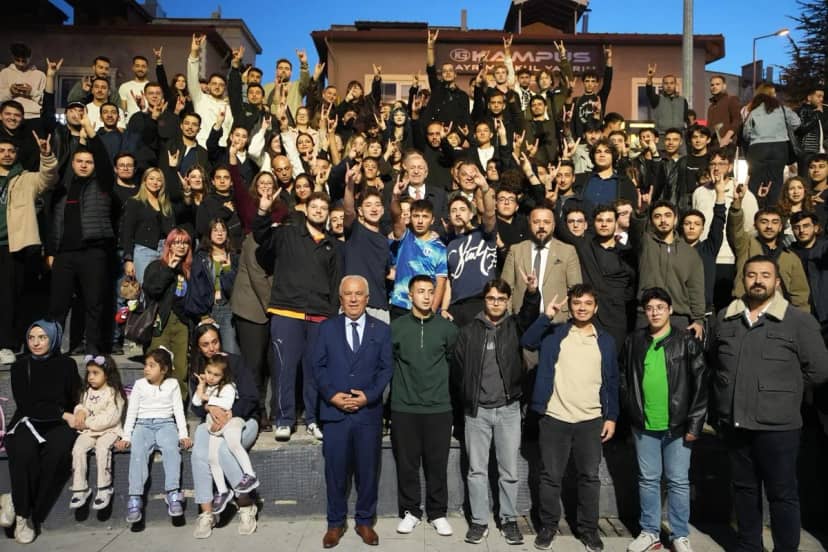 Zafer Partisi Genel Başkanı Özdağ, Denizli'de esnafla görüşüp gençleri dinledi