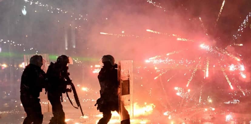 6 ülkede protesto fırtınası! Yastıkları ateşe verdiler, askerler sokağa indi