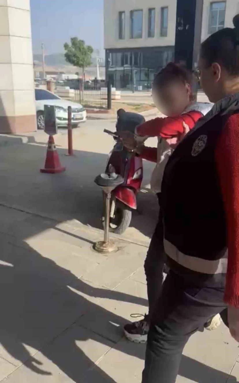 Adıyaman'da çöpte yemek yiyen kediye taşla vuran kadın yakalanıp adliyeye sevk edildi